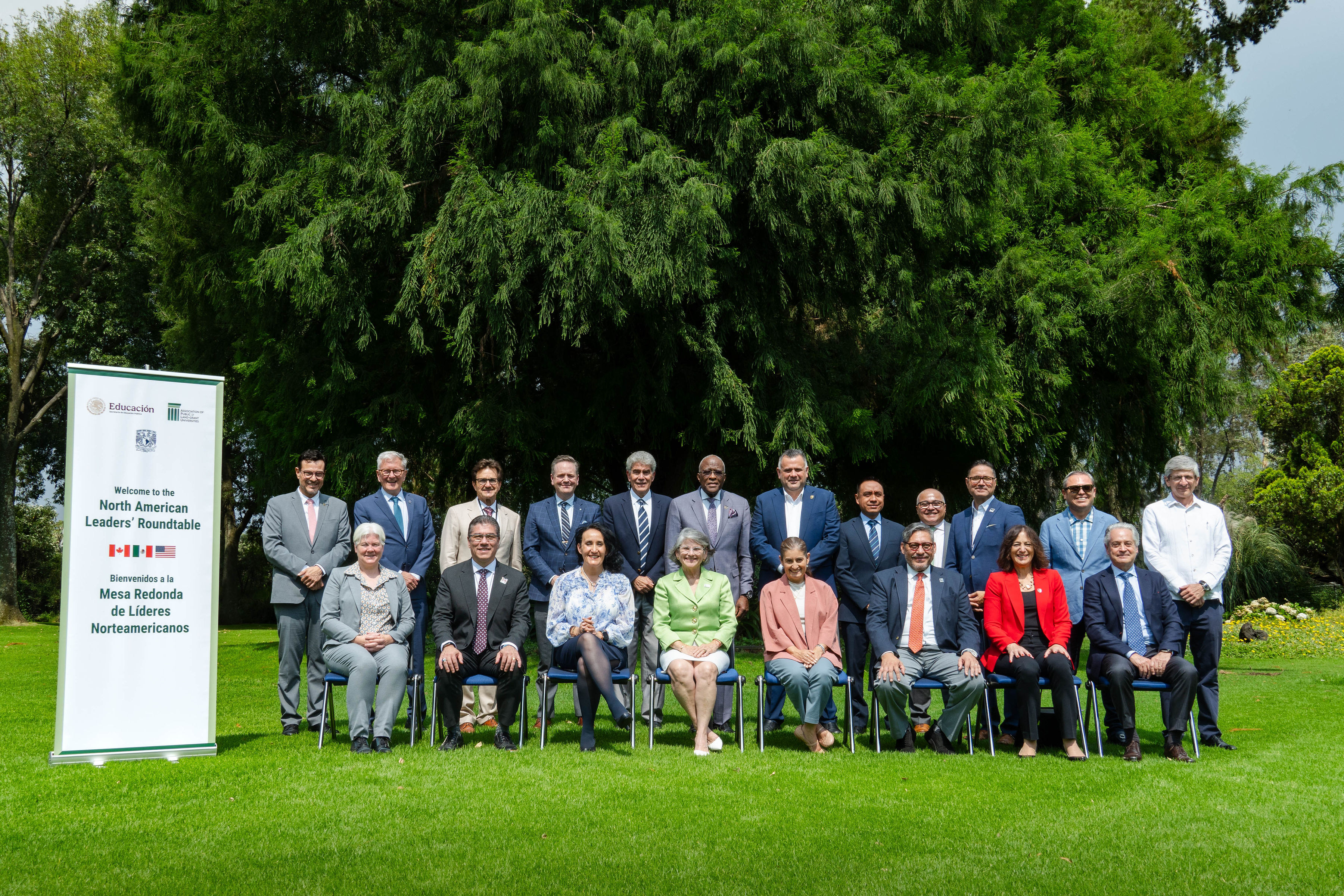 Chancellor Muñoz and other university presidents and chancellors in attendance at the APLU Commission on International Initiatives meeting in Mexico City.